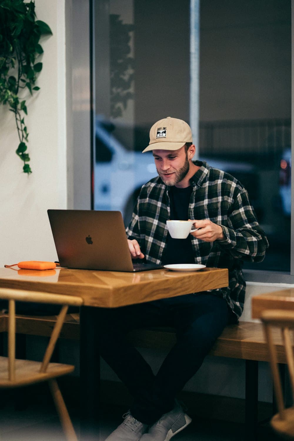 Freelancer trabajando desde un café
