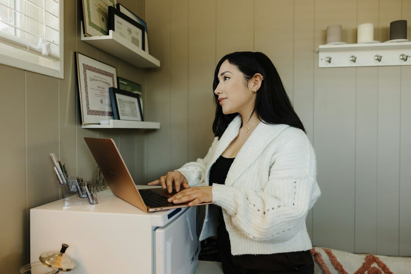 Freelancer trabajando con su computadora